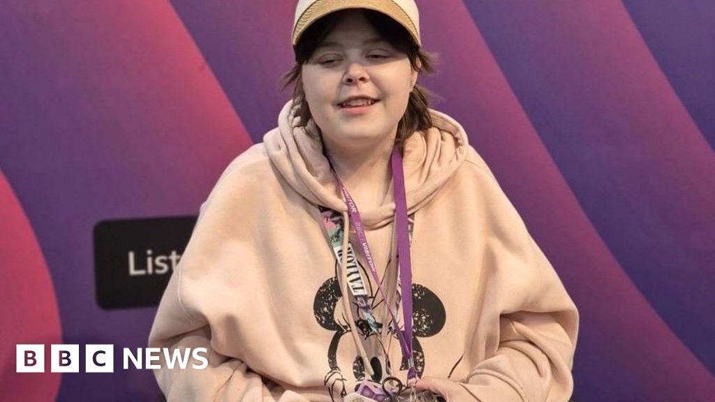 ‘I lost my sight at 15 and want to give others hope through art’